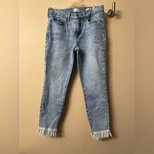 Wonderly Light Blue Frayed Hem Mid-Rise Women Jeans. Size 8.